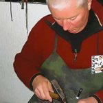 У једној руци дневник, у другој чекић