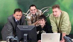Драгољуб Пријић (лево) са креативним тимом ИТ