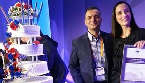 Predstavnici grada Novog Sada sa osvojenom nagradom, pored rođendanske torte, kojom je obeleženo 10 godina dodeljivanja nagrade Evropske unije za MSP