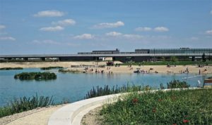 Pogled sa jezera na metro stanicu