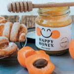 „ХЕПИ ХАНИ” – СРПСКИ МЕД КОЈИ ЈЕ ПОЧЕО ДА ПУТУЈЕ СВЕТОМ: Шта доноси насмејана пчелица