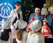 Kompanija „Dunav“ poklonila novogodišnje paketiće deci u SOS dečijem selu