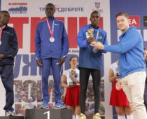 VATERPOLISTA SAVA RANĐELOVIĆ PODRŽAO KAMPANJU RAK JE IZLEČIV I DODELIO MEDALJE NAJBRŽIM  MARATONCIMA