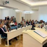 Менаџери у улози професора