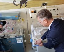 Komercijalna i Fond B92 donirali inkubator bolnici u Vršcu