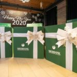 Sberbank zaposleni obradovali najmlađe prazničnim paketićima