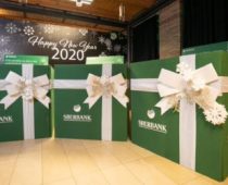 Sberbank zaposleni obradovali najmlađe prazničnim paketićima