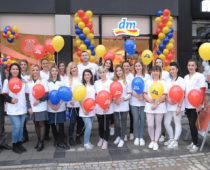 Otvorena 100. dm drogerija u Srbiji: Kompanija donirala 300.000 dinara od prometa