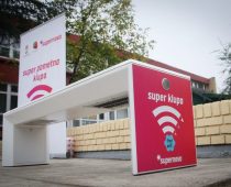 Supernova poklanja pametne klupe osnovnim školama u Srbiji
