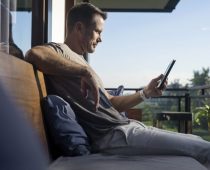 Kako su kravata i japanke postale novi modni trend poslovnih ljudi