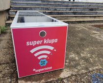 Jedanaest osnovnih škola u Srbiji dobilo Supernova pametne klupe