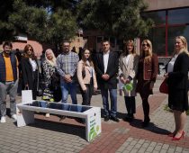 OTP banka Srbija donirala Strawberry pametnu klupu Gimnaziji Inđija