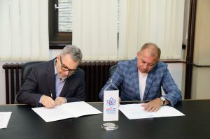 Vadim Smirnov i prof. Nebojša Bojović potpisuju Memorandum o saradnji NIS-a i Saobraćajnog fakulteta u Beogradu