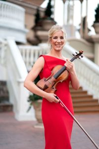  Elizabet Pitkern sa svojom “crvenom violinom” (Foto: Joy Strorz)