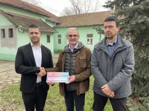 Sa uručenja donacije: Slavnić Akoš, Aleksandar Živkov i Jožef Nađ