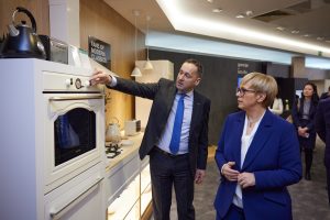 Predsednica dr Nataša Pirc Musar i izvršni direktor Hisense Europe, Hanson Han, u R&D centru u Velenju