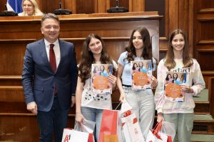 Ministar informisanja i telekomunikacija, Mihailo Jovanović, sa devojčicama na ovogodišnjem takmičenju ,,Uhvati ideju”