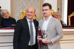 Nagradu je u ime NIS-a primio Stefan Despotović, direktor Centra za odnose sa javnošću (desno)