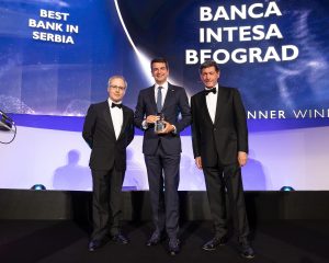 Darko Popović, predsednik Izvršnog odbora Banca Intesa, (u sredini) na ceremoniji dodele nagrada u Londonu (Foto: ASV Photography)