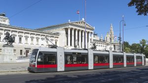 Prolazak tramvaja ispred zgrade bečkog parlamenta (Foto: © Wiener Linien)