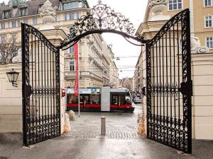 Pogled iz tramvaja na kapiju dvorca Belvedere (Foto: © Wiener Linien)