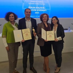 Dragan Filipović sa saradnicama Generali Osiguranje Srbija: Nataša Đurđević, direktorna marketinga i komunikacija (levo) i Gorana Rašić, finansijska direktorka (desno)