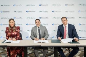 Sa potpisivanja ugovora 30. januara u Beogradiu, između AIK Banke i Evropske banke za obnovu i razvoj o kreditnoj liniji od 50 miliona evra, za jačanje poslovanja MSP sektora