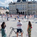 Novosađani zaplesali sirtaki na Trgu slobode – ples i grčka muzika oduševili prolaznike