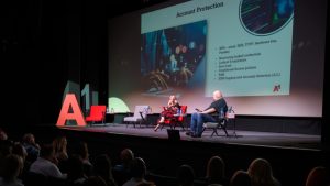 Branka Pudrlja Durbaba, glavna direktorka za biznis korisnike A1 Srbija u razgovoru sa Ivanom Minićem, urednikom i jednim od autora knjige (Foto: Vojislav Vujanić)