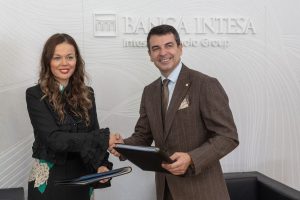 Aleksandra Vukosavljević, direktorka EBRD-a za finansijske institucije za Zapadni Balkan i Istočnu Evropu i Darko Popović, predsednik Izvršnog odbora Banca Intesa