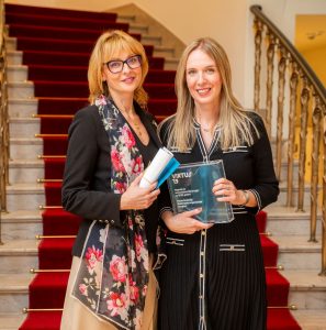 Glavnu nagradu Virtus za filantropiju Trag fondacije, primile su Sandra Lazarević, direktorka marketinga i korporativnih komunikacija Banca Intesa i Marija Savić, direktorka Fondacije Banca Intesa