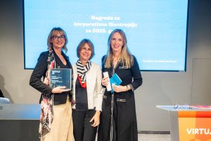 Sandra Lazarević i Marija Savić sa Sonjom Dragojević (u sredini), predsednicom žirija za dodelu Virtus nagrade Trag fondacije