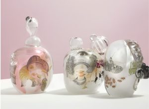 Spojeni sudovi, ručno duvano i oblikovano staklo sa kolažima, kombinovana tehnika – radovi Kaline Banke (fotografija – ljubaznošću Kaline Banke)